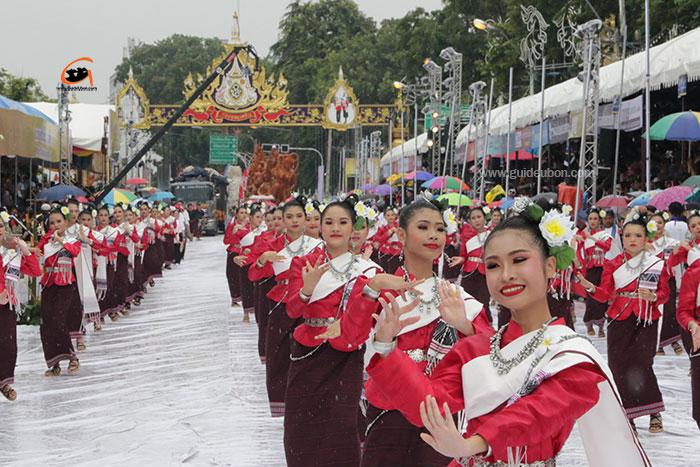 นางรำ-นางแห่เทียนอุบล67-04.jpg