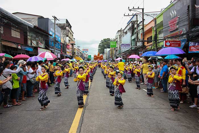 ศรีอุบล-หยุดเรียน-งานแห่เทียน67-02.jpg