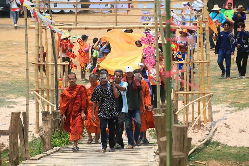 งานสงกรานต์ไทอุบล แห่ดอกไม้ ไหว้หลวงพ่อเงิน 700 ปี