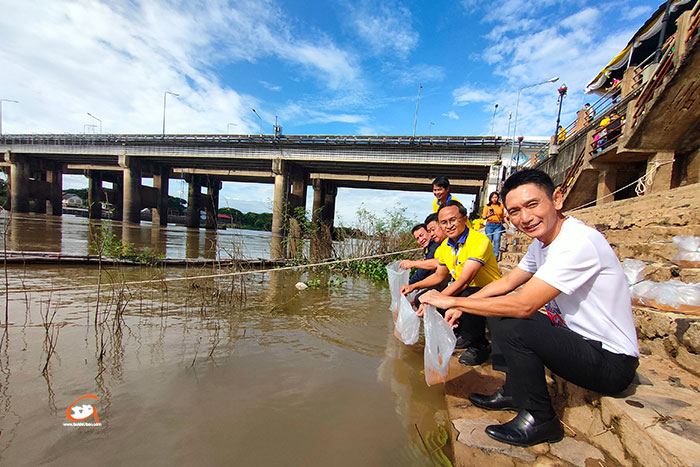 ปล่อยพันธุ์กุ้ง-หน้าตลาดใหญ่-04.jpg