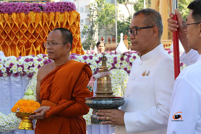 พระบรมสารีริกธาตุ-วัดวารินทราราม-08.jpg