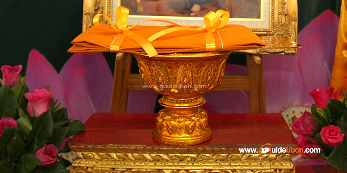 ผ้าอาบน้ำฝน-พระราชทาน-แห่เทียนอุบล-01.jpg