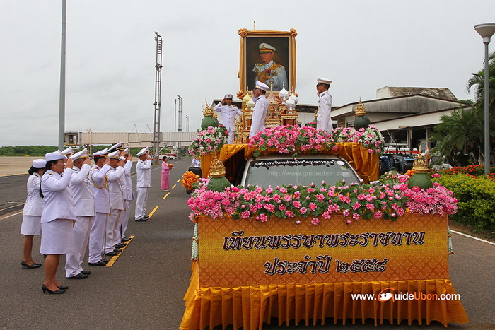 เทียนพรรษาพระราชทาน งานแห่เทียน อุบล 8.jpg