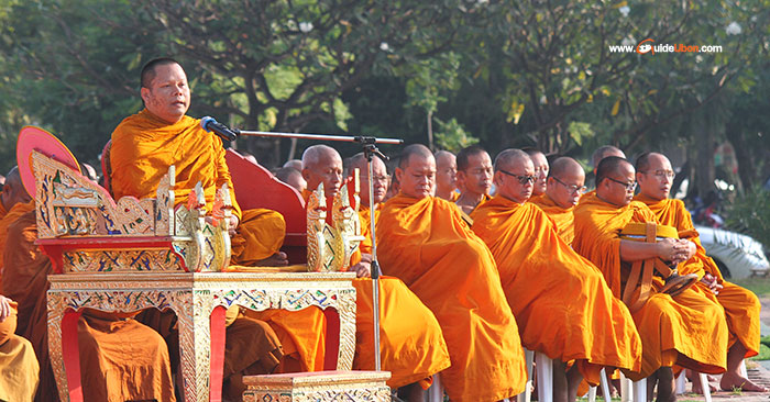 พระเทพวราจารย์-ตักบาตรพระ139รูป-01.jpg