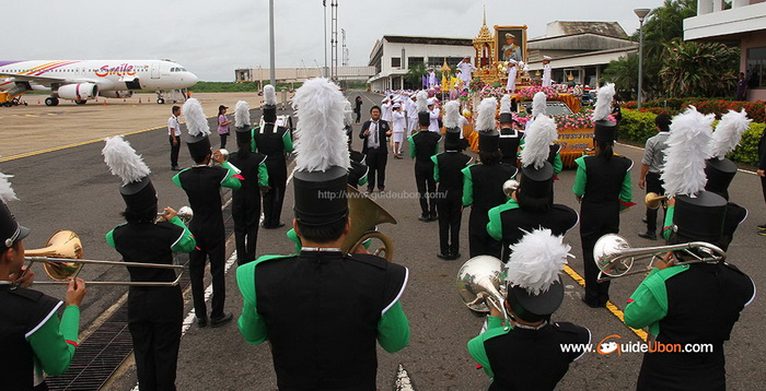เทียนพรรษาพระราชทาน งานแห่เทียน อุบล 6.jpg