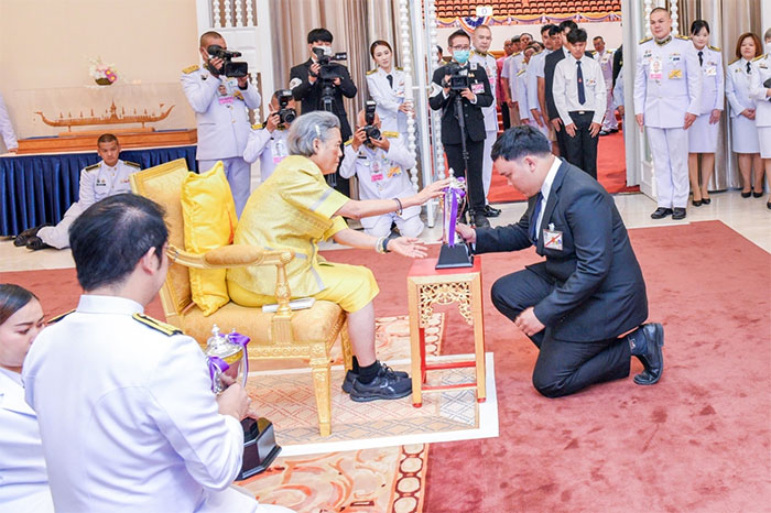 นศ.ม.อุบลฯ 3 ราย เข้ารับถ้วยพระราชทาน 5 รางวัล