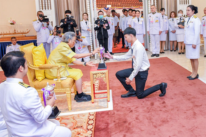 นศ.ม.อุบลฯ 3 ราย เข้ารับถ้วยพระราชทาน 5 รางวัล