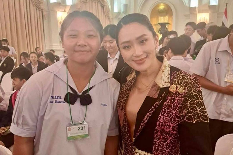 เด็กอุบลฯ เยาวชนคนเก่ง พบนายกฯ และรับโล่เกียรติคุณ