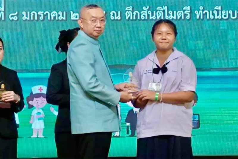 เด็กอุบลฯ เยาวชนคนเก่ง พบนายกฯ และรับโล่เกียรติคุณ