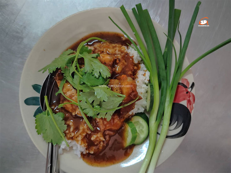 ข้าวหมูแดงหมูกรอบ นครปฐมโภชนา อร่อยระดับตำนาน