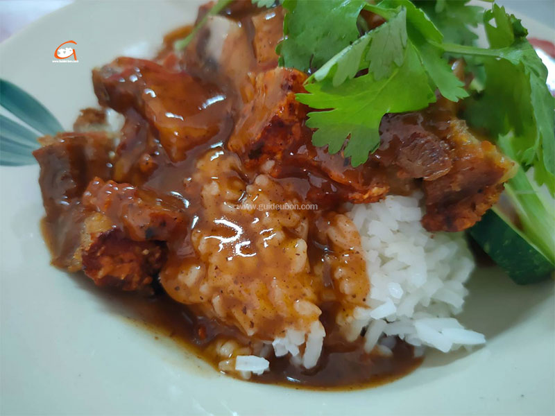 ข้าวหมูแดงหมูกรอบ นครปฐมโภชนา อร่อยระดับตำนาน