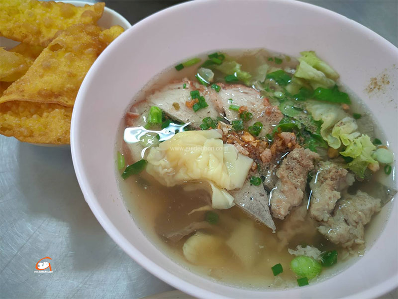 ข้าวหมูแดงหมูกรอบ นครปฐมโภชนา อร่อยระดับตำนาน