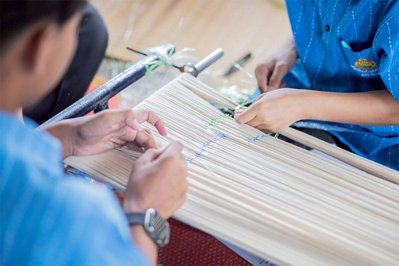 พช.อุบลฯ ผนึกกำลังศิลปินแห่งชาติ ขับเคลื่อนผ้าลายพระราชทาน “สิริราชพัสตราภรณ์”