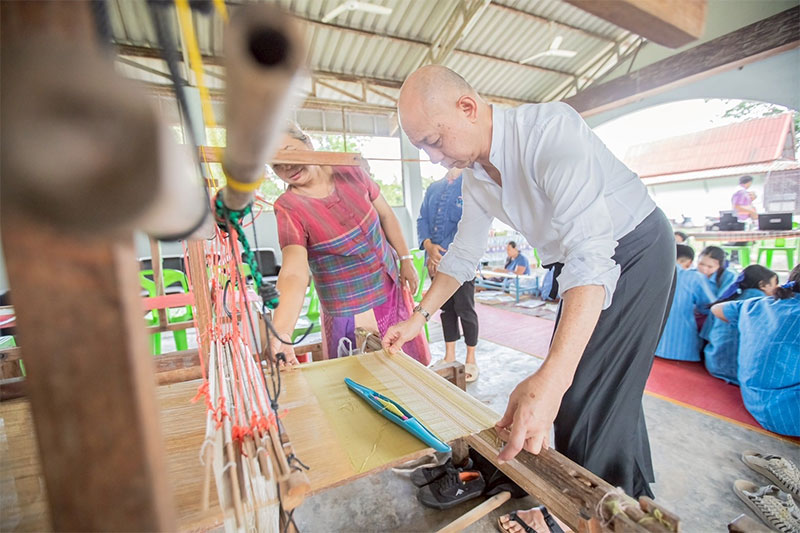 พช.อุบลฯ ผนึกกำลังศิลปินแห่งชาติ ขับเคลื่อนผ้าลายพระราชทาน “สิริราชพัสตราภรณ์”