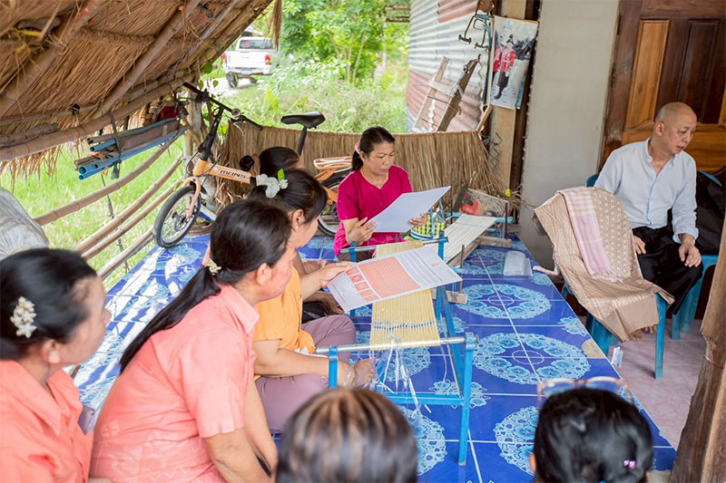พช.อุบลฯ ผนึกกำลังศิลปินแห่งชาติ ขับเคลื่อนผ้าลายพระราชทาน “สิริราชพัสตราภรณ์”