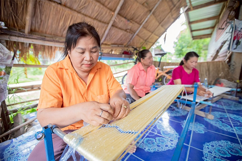 พช.อุบลฯ ผนึกกำลังศิลปินแห่งชาติ ขับเคลื่อนผ้าลายพระราชทาน “สิริราชพัสตราภรณ์”