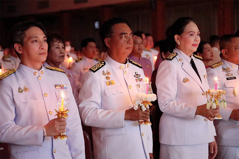 พิธีถวายเครื่องราชสักการะวางพานพุ่มและพิธีจุดเทียนชัยถวายพระพรชัยมงคล