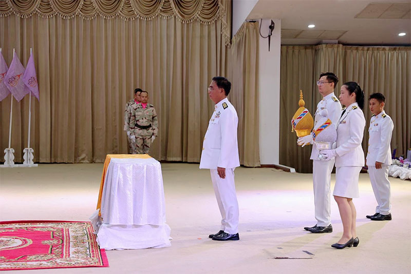 พิธีถวายเครื่องราชสักการะวางพานพุ่มและพิธีจุดเทียนชัยถวายพระพรชัยมงคล