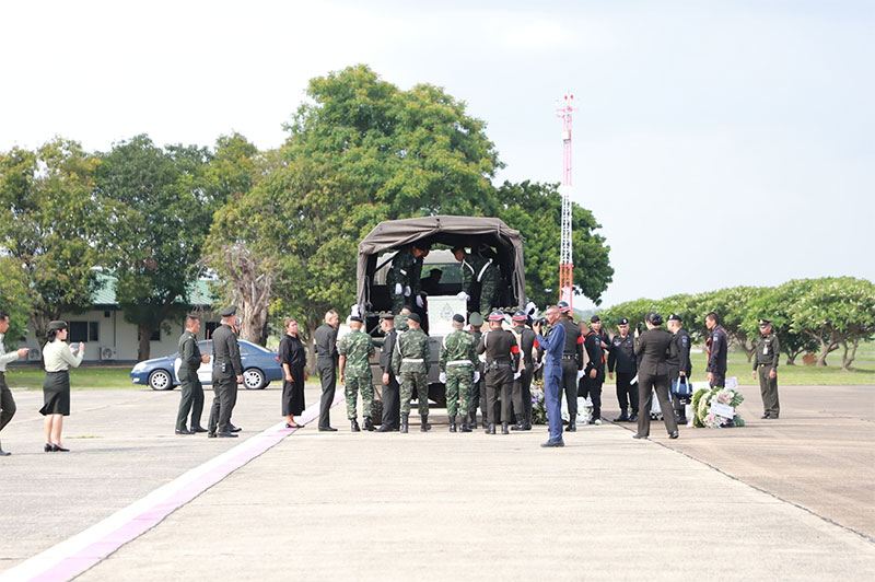 ผวจ.อุบลฯ ร่วมพิธีรับศพทหารกล้า เสียชีวิตจากเหตุความไม่สงบในพื้นที่ภาคใต้