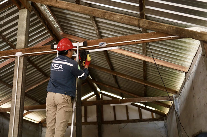 PEA อาสาสมัครซ่อมแซมระบบไฟฟ้าช่วยเหลือ ปชช. อ.น้ำยืน