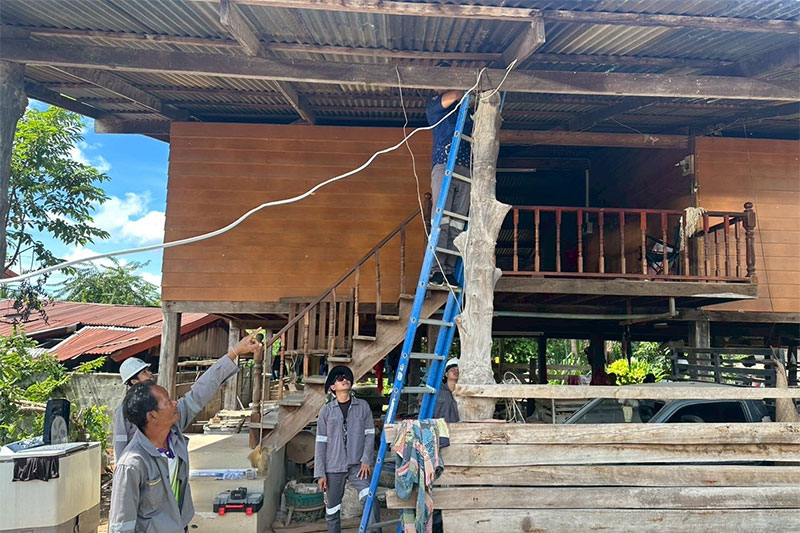 PEA อาสาสมัครซ่อมแซมระบบไฟฟ้าช่วยเหลือ ปชช. อ.น้ำยืน