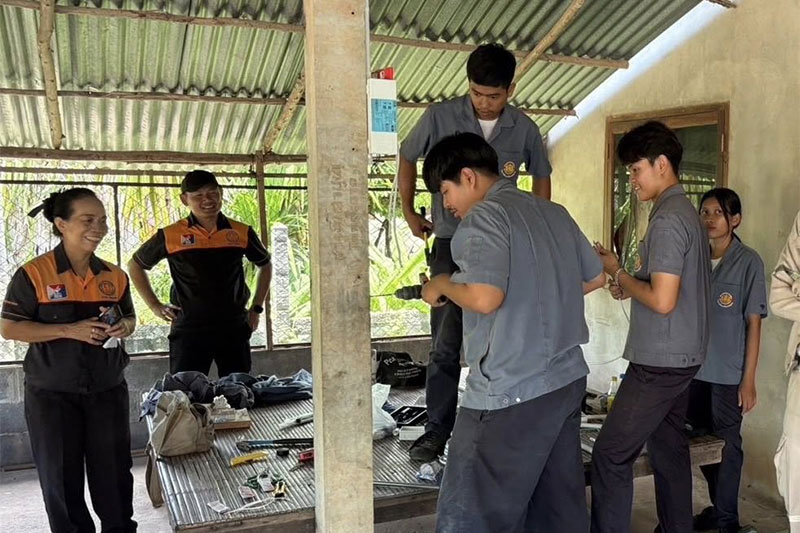 PEA อาสาสมัครซ่อมแซมระบบไฟฟ้าช่วยเหลือ ปชช. อ.น้ำยืน