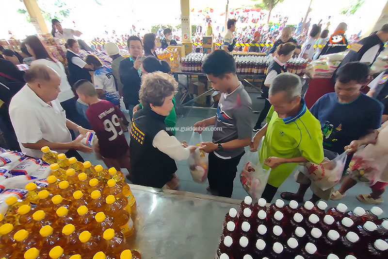 มูลนิธิสว่างบูชาธรรม จัดงานประเพณีทิ้งกระจาด 2568 ปชช. ร่วมงานกว่า 4 พันคน