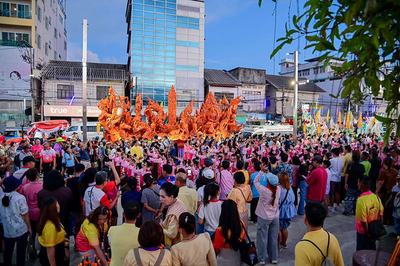 ต้นเทียนพรรษาอุบลฯ ร่วมขบวนแห่การแสดงแสง สี เสียง ประเพณีชักพระ สุราษฎร์ธานี