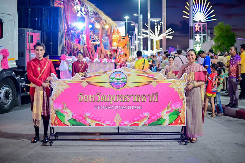 ต้นเทียนพรรษาอุบลฯ ร่วมขบวนแห่การแสดงแสง สี เสียง ประเพณีชักพระ สุราษฎร์ธานี
