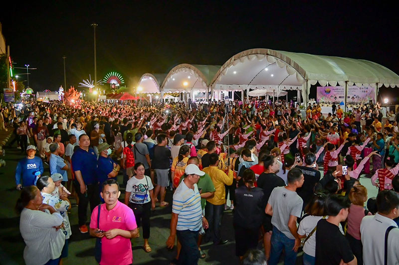 ต้นเทียนพรรษาอุบลฯ ร่วมขบวนแห่การแสดงแสง สี เสียง ประเพณีชักพระ สุราษฎร์ธานี
