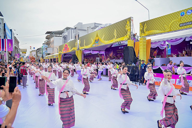 นางรำอุบลฯ กว่า 100 ชีวิต ร่วมขบวนแห่ประเพณีชักพระฯ จังหวัดสุราษฎร์ธานี
