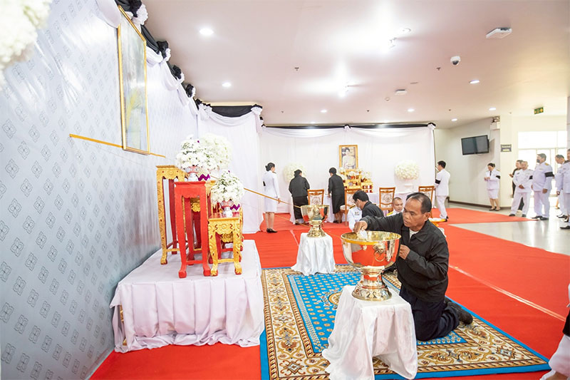 จังหวัดอุบลฯ จัดพิธีถวายน้ำสรงพระบรมศพเบื้องหน้าพระฉายาลักษณ์