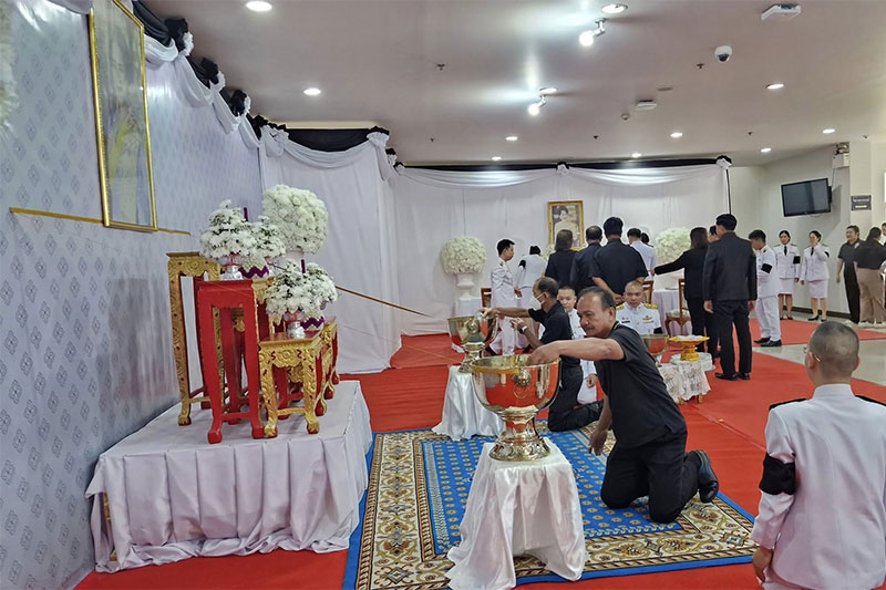 จังหวัดอุบลฯ จัดพิธีถวายน้ำสรงพระบรมศพเบื้องหน้าพระฉายาลักษณ์