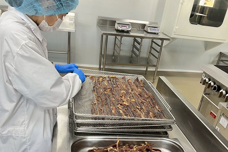 ม.อุบลฯ ส่งมอบหมูแดดเดียว สนับสนุนทหารกล้าชายแดนไทย-กัมพูชา