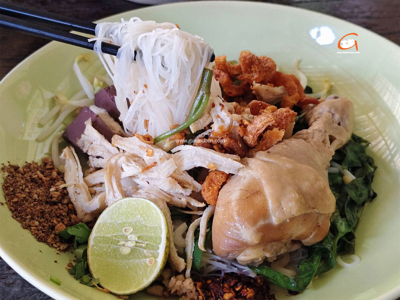 การกลับมาของก๋วยเตี๋ยวสุโขทัยในร่างใหม่! มดแดง ก๋วยเตี๋ยวไก่มะระ