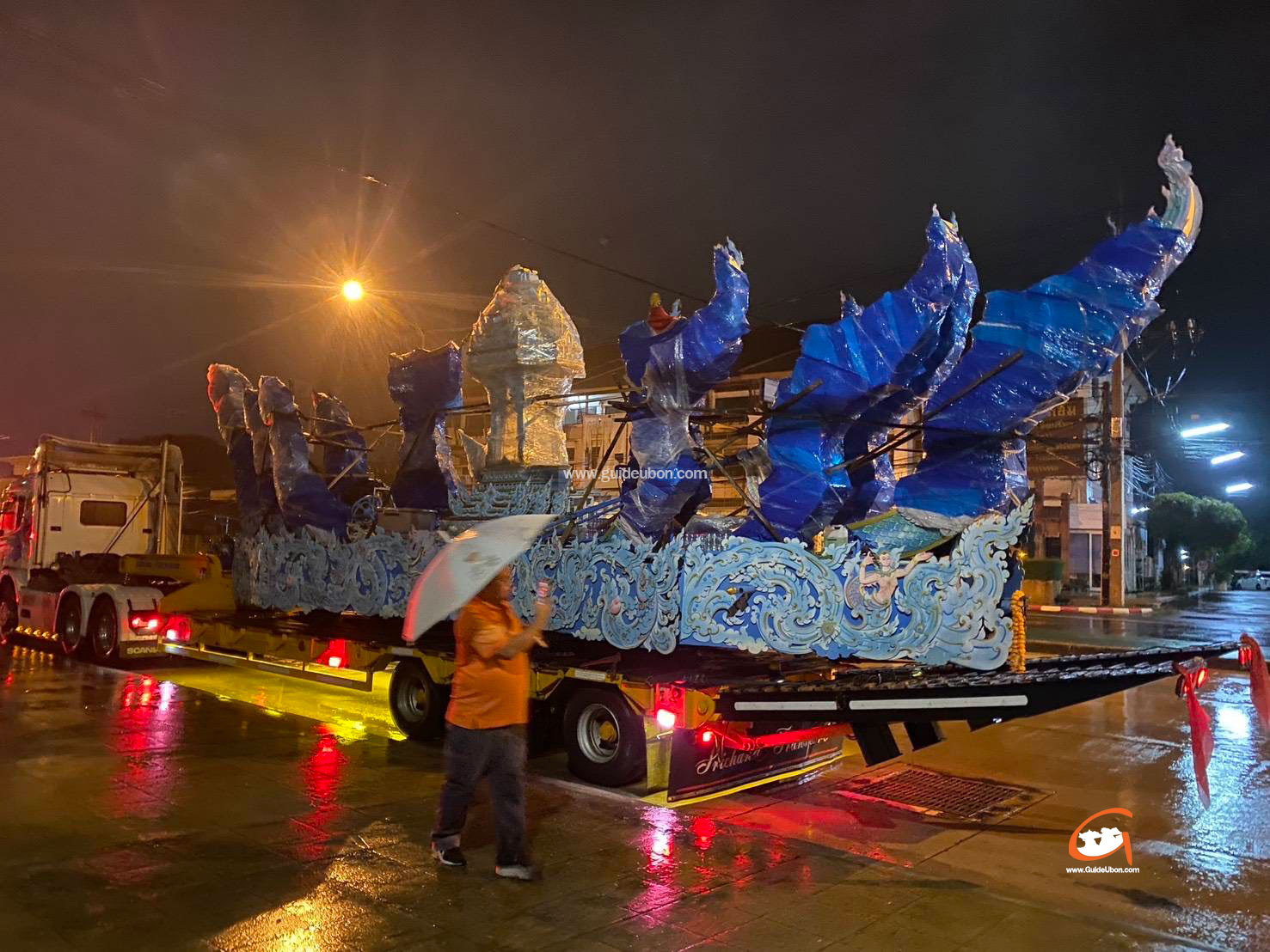 ฝ่าสายฝนพันกิโล! “เรือพนมพระสุราษฎร์ธานี” เทียบท่าอุบลฯ แล้ว