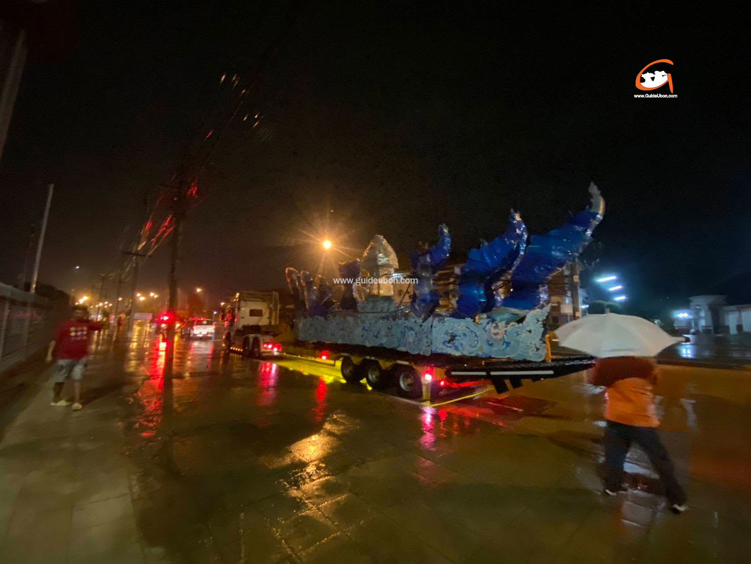 ฝ่าสายฝนพันกิโล! “เรือพนมพระสุราษฎร์ธานี” เทียบท่าอุบลฯ แล้ว