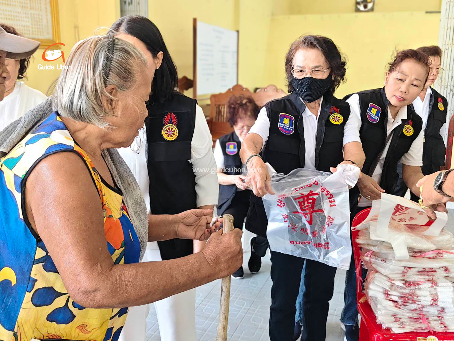 มูลนิธิสว่างบูชาธรรม แจกข้าวสาร–อาหารแห้ง สืบสานประเพณีทิ้งกระจาด