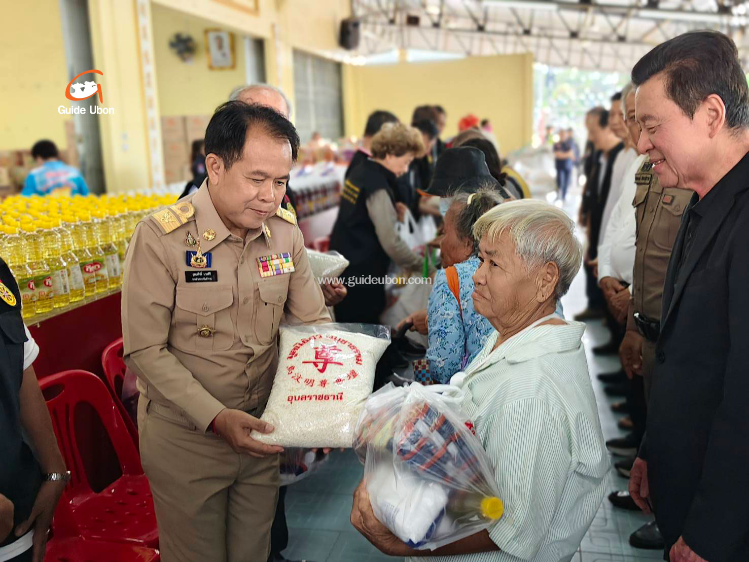 มูลนิธิสว่างบูชาธรรม แจกข้าวสาร–อาหารแห้ง สืบสานประเพณีทิ้งกระจาด