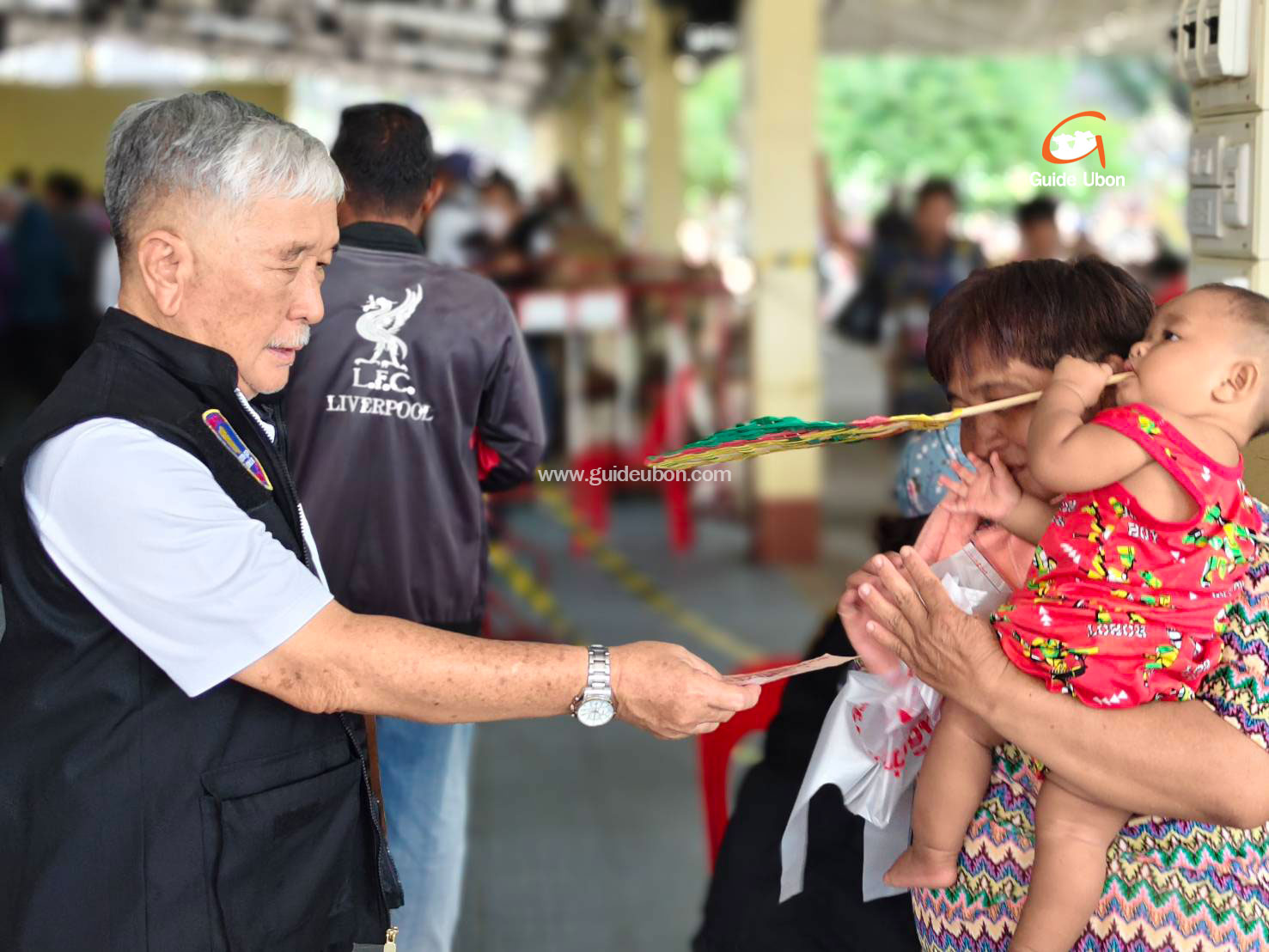 มูลนิธิสว่างบูชาธรรม แจกข้าวสาร–อาหารแห้ง สืบสานประเพณีทิ้งกระจาด