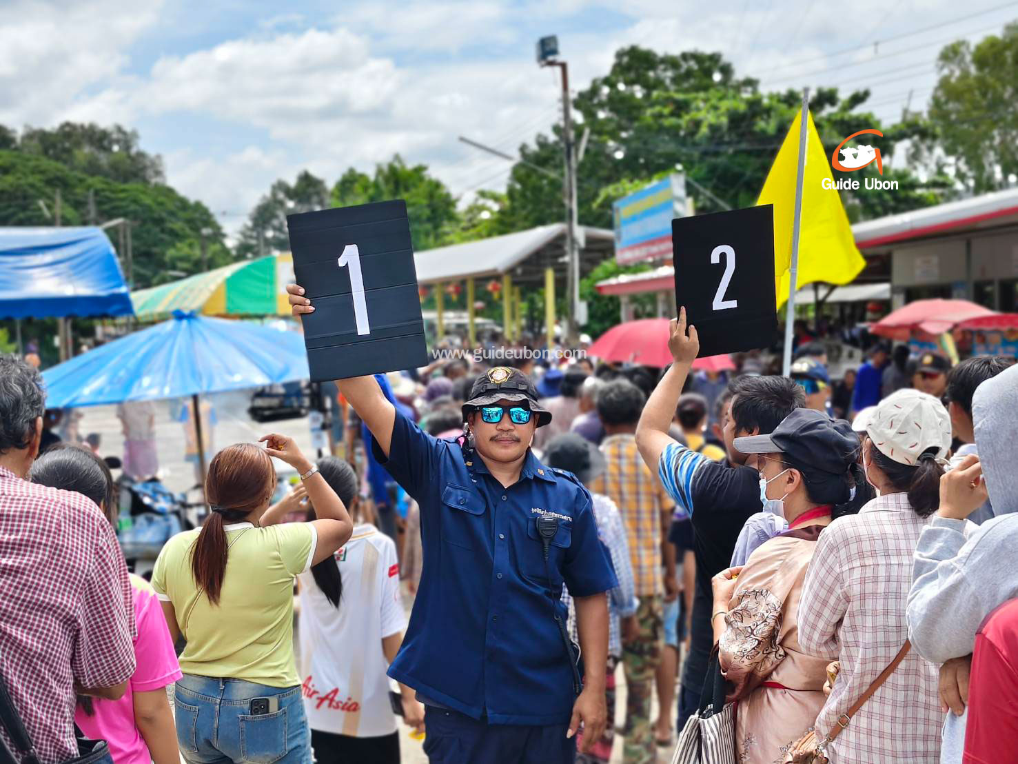 มูลนิธิสว่างบูชาธรรม แจกข้าวสาร–อาหารแห้ง สืบสานประเพณีทิ้งกระจาด