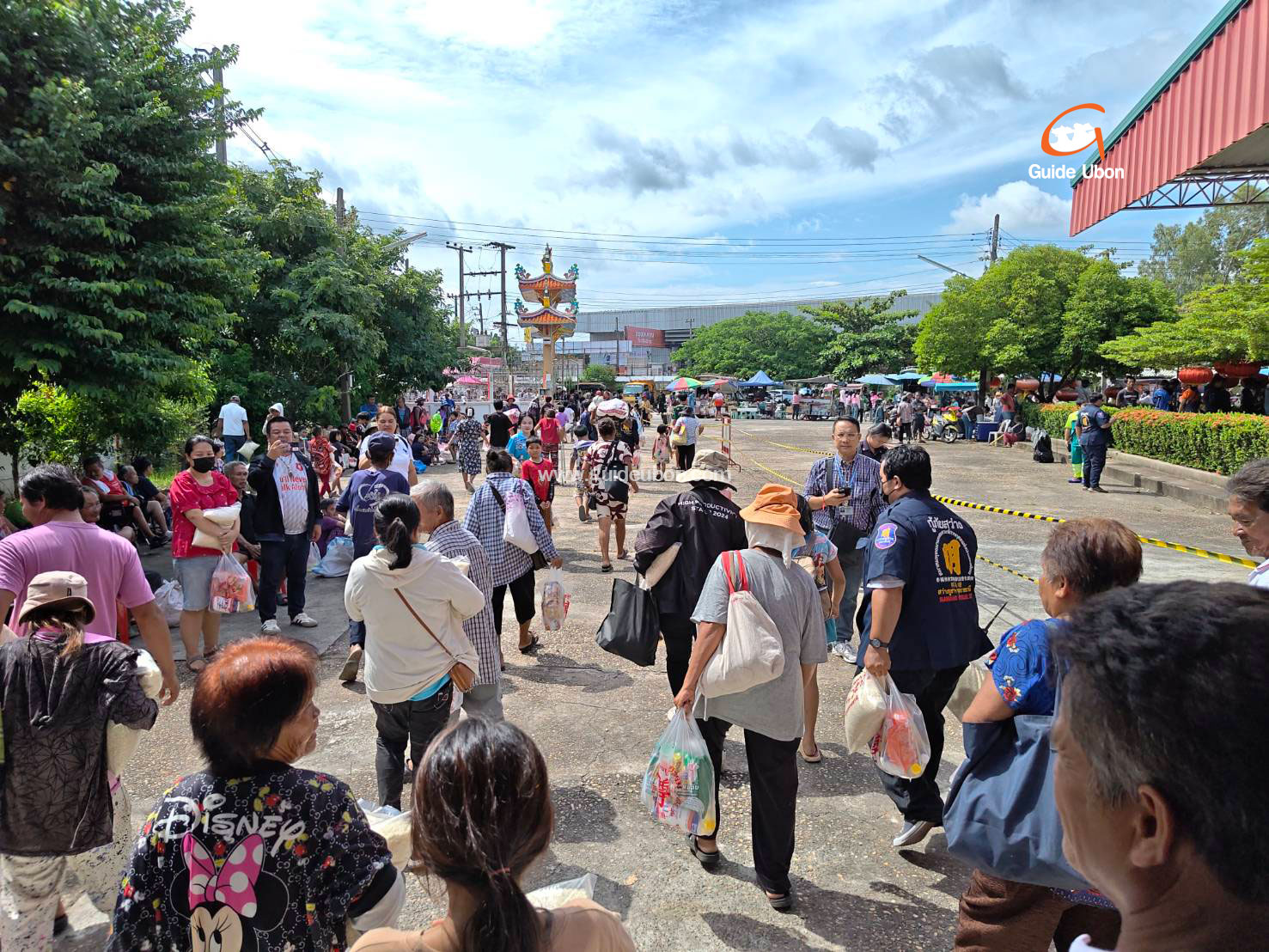 มูลนิธิสว่างบูชาธรรม แจกข้าวสาร–อาหารแห้ง สืบสานประเพณีทิ้งกระจาด