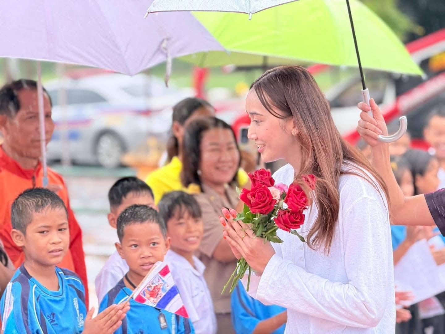 ชาวอุบลฯ ต้อนรับ น้องไก่ นักกีฬาวอลเลย์บอลหญิงทีมชาติไทย เดินทางกลับภูมิลำเนา