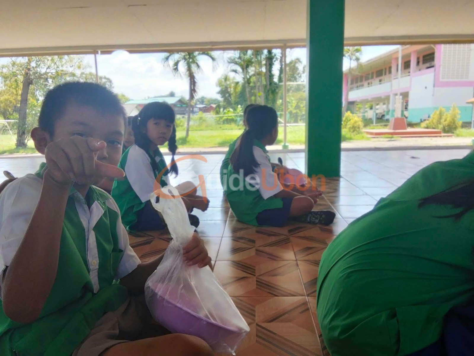 มื้อส่งท้ายที่บ้านคูเดื่อ นร.ร่วมวงหมูกระทะ ก่อนย้ายโรงเรียนเทอม 2
