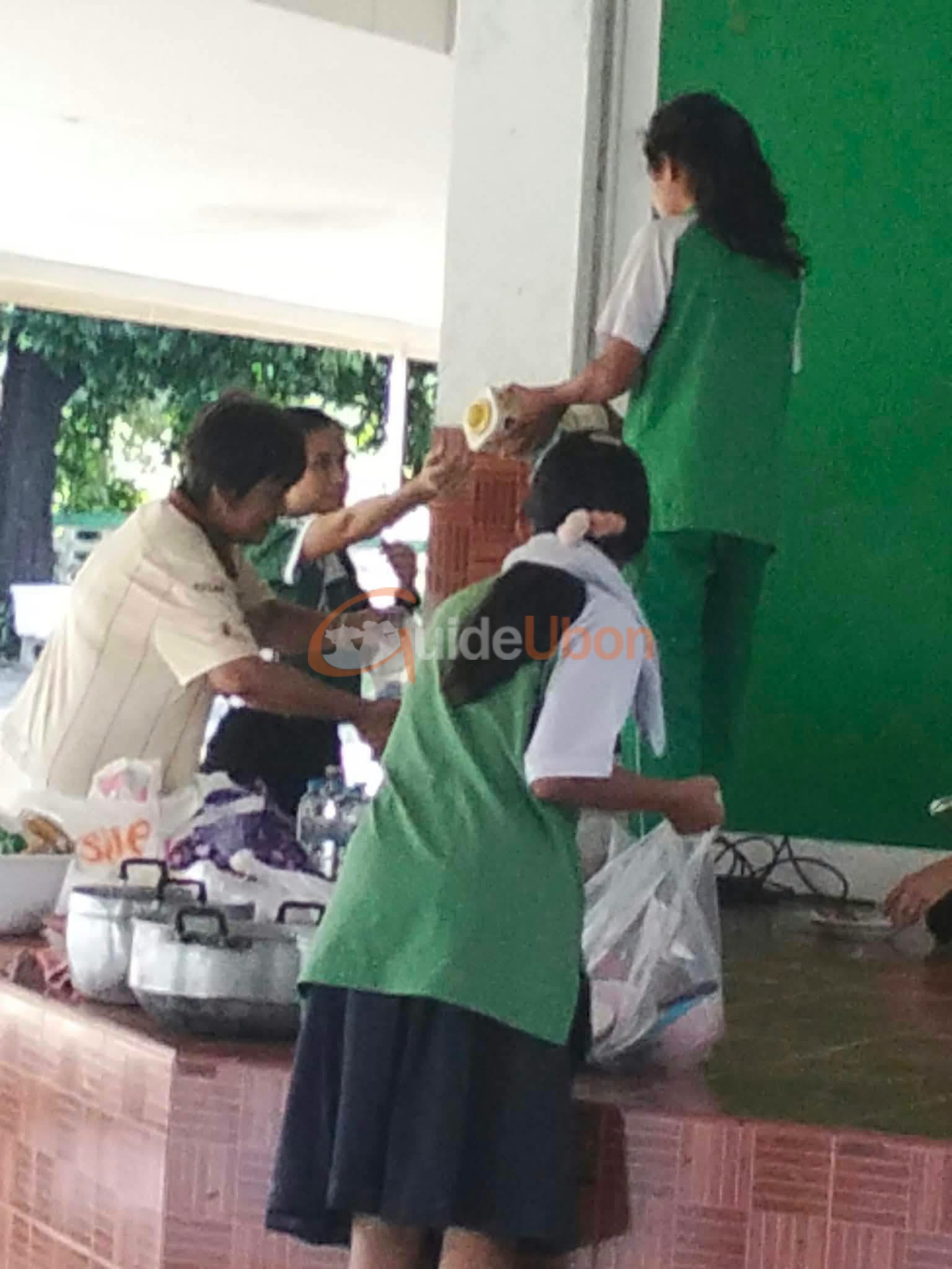 มื้อส่งท้ายที่บ้านคูเดื่อ นร.ร่วมวงหมูกระทะ ก่อนย้ายโรงเรียนเทอม 2