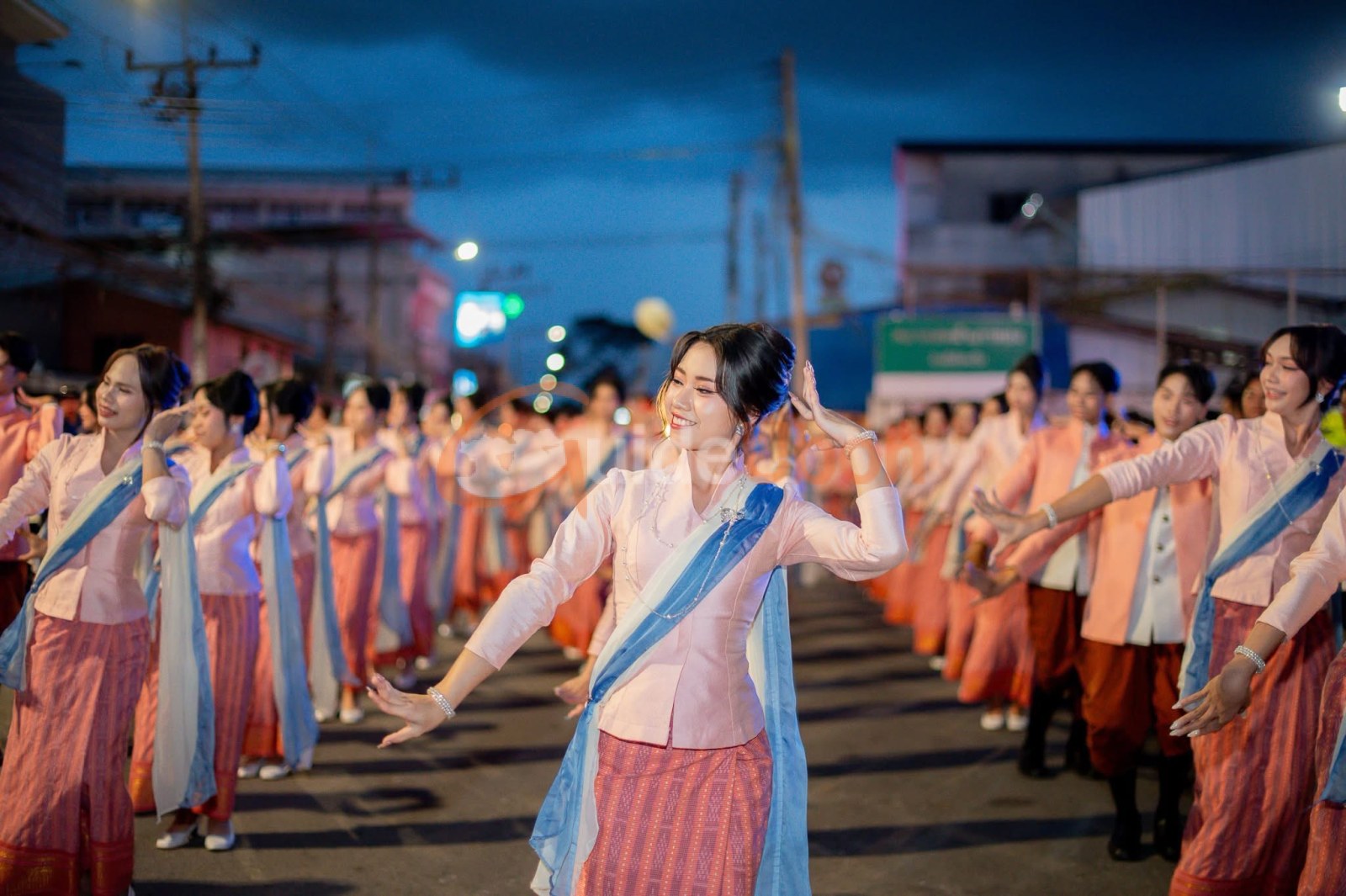 อบจ.อุบลฯ นำต้นเทียนพรรษา–นางรำ–วงโปงลาง ร่วมงานประเพณีชักพระสุราษฎร์ธานี