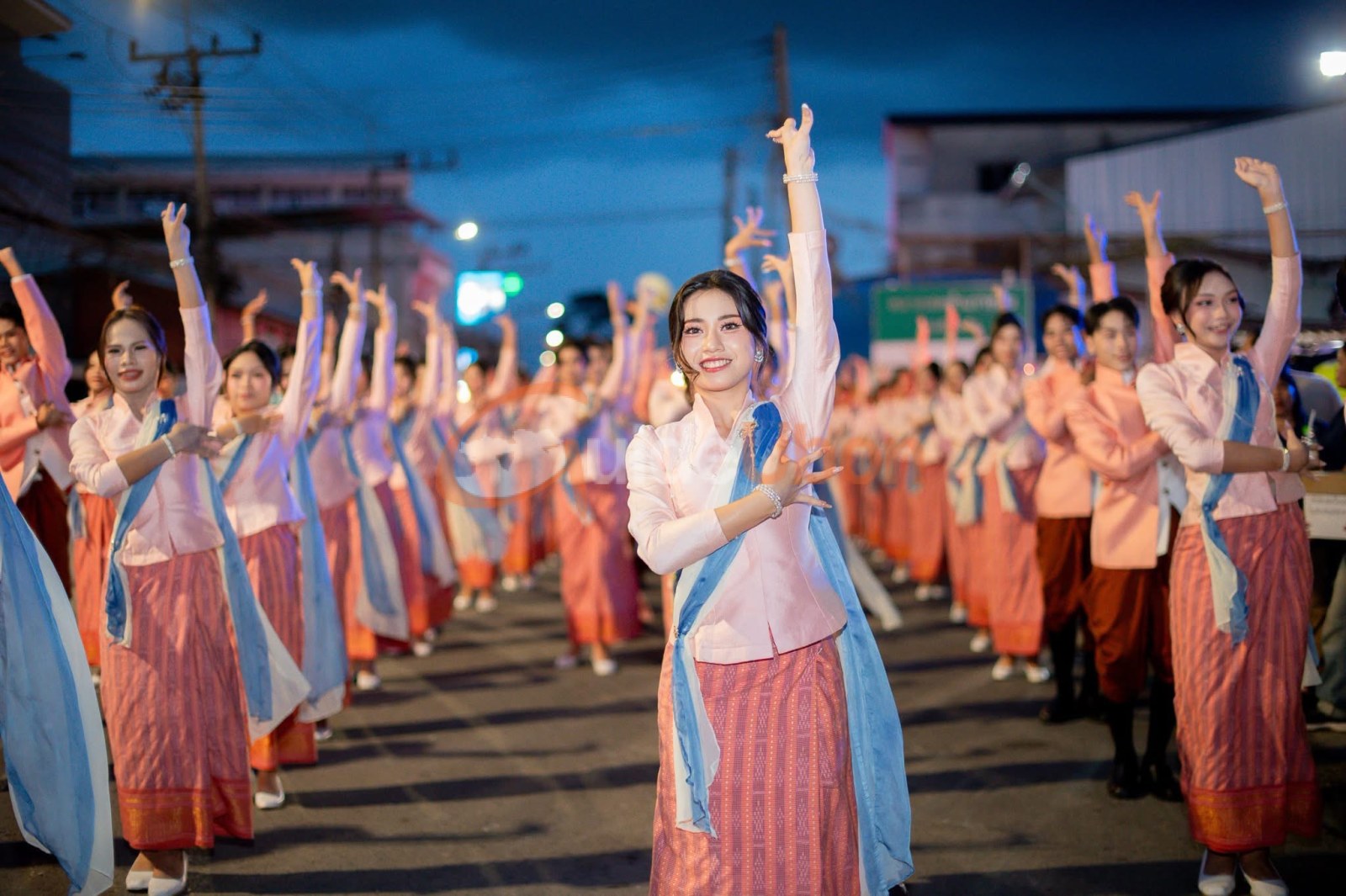 อบจ.อุบลฯ นำต้นเทียนพรรษา–นางรำ–วงโปงลาง ร่วมงานประเพณีชักพระสุราษฎร์ธานี