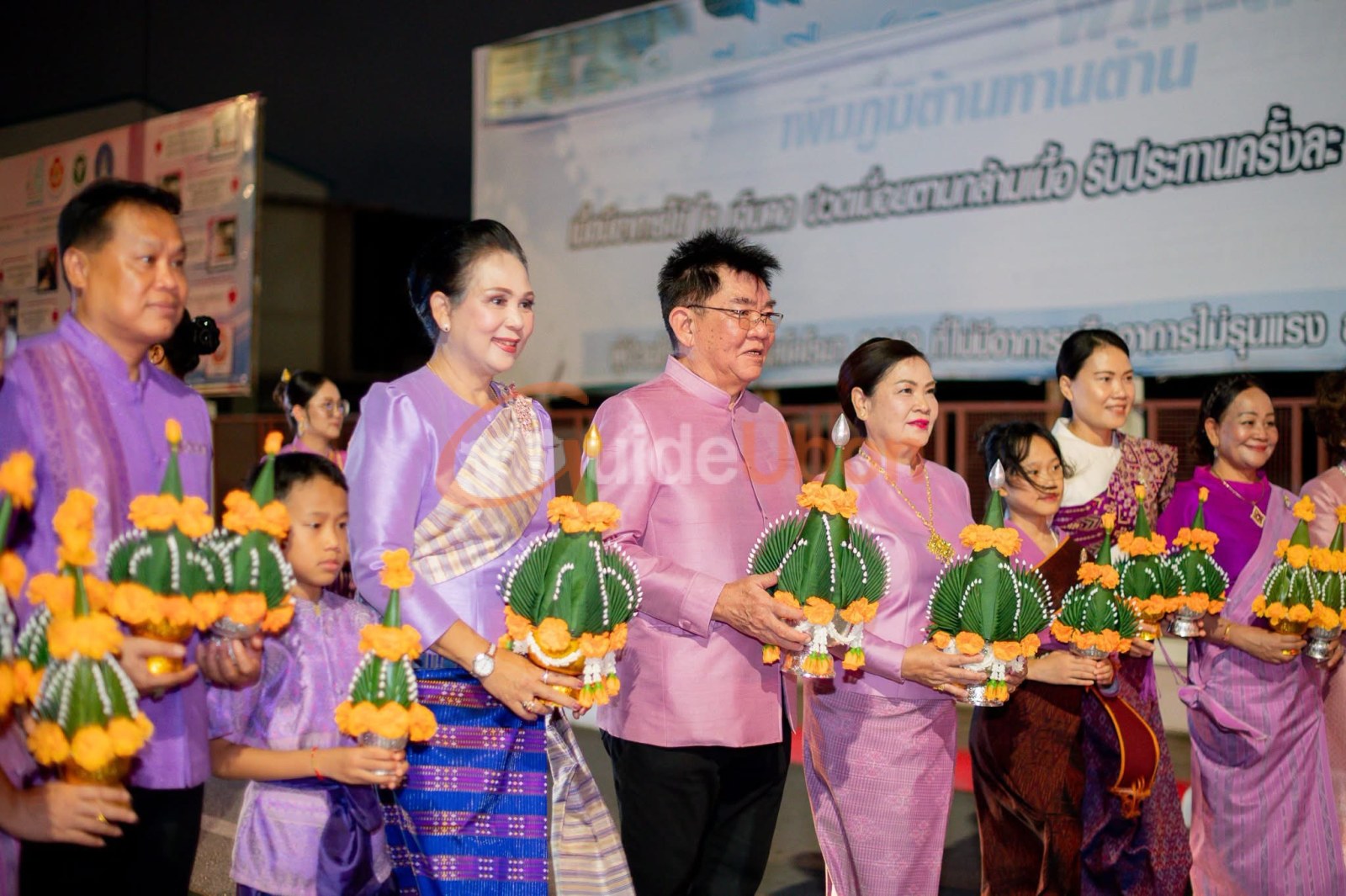 อบจ.อุบลฯ นำต้นเทียนพรรษา–นางรำ–วงโปงลาง ร่วมงานประเพณีชักพระสุราษฎร์ธานี