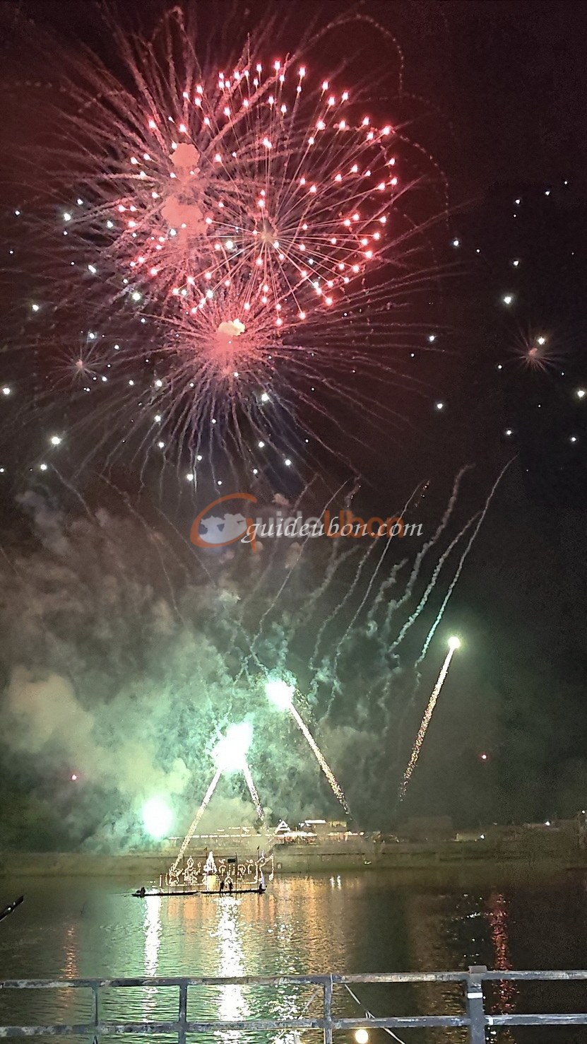 ตระการตาออกพรรษานครอุบลฯ เรือไฟ–พลุ สว่างแม่น้ำมูล