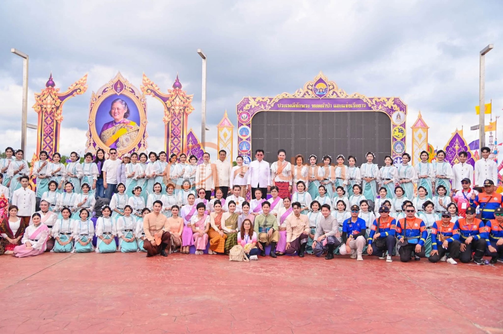 ต้นเทียนอุบลฯ นางรำกว่า 120 ชีวิต พร้อมวงโปงลาง ร่วมงานชักพระสุราษฎร์ธานี